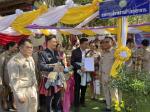 จัดนิทรรศการ สินค้าการเกษตรปลอดสารพิษ กลุ่มทอผ้าพื้นเมือง บ้